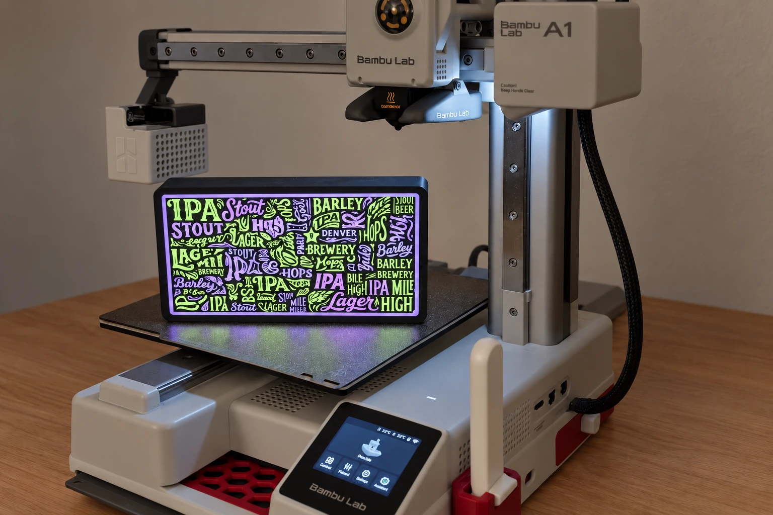 3D yazıcı tablasındaki siyah kutunun renkli tipografi yüzeyi içerideki LED ışıklarla aydınlanıyor; fotoğraf üzerinden dijital düzenleme